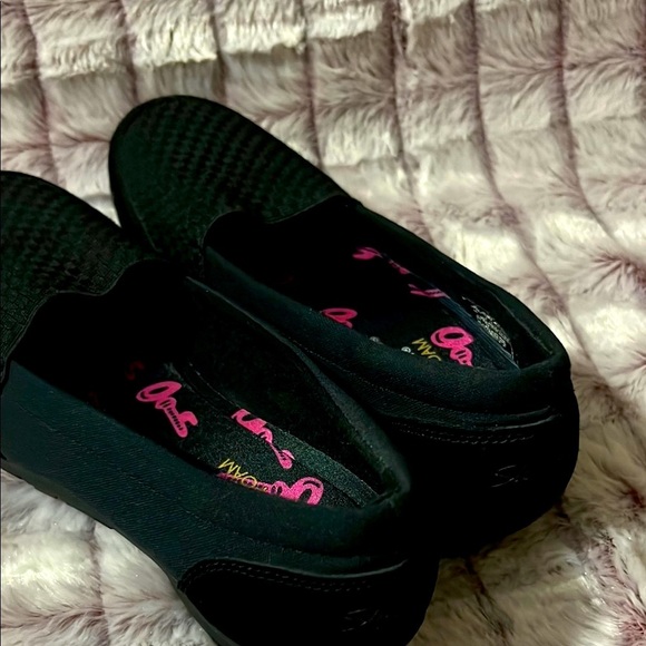 Skechers Black Slip-On Loafers for Everyday Comfort - Picture 11 of 16